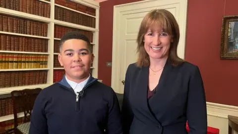 BBC/Gemma Dillon El joven fotografiado con la primera ministra Rachel Reeves.