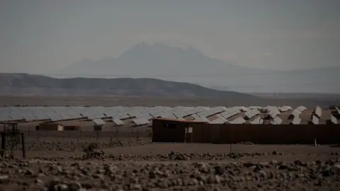 66187750-4848-11f0-84b6-6bf0f66205f1.jpg The village in Peru that lives in the dark next to a gorgeous solar plant