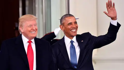 Getty Images Trump e Obama juntos de terno e apertando as mãos