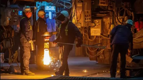 Getty Images Steel Workers di Port Talbot, satu membawa pot yang bersinar dari logam cair