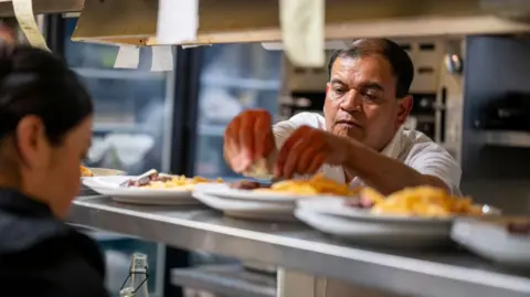 Getty Images Un chef prepara un plato en el restaurante Le Central en San Francisco, California, EE. UU., el martes 7 de mayo de 2024.