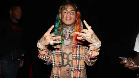 Rapper Tekashi 6ix9ine says his girlfriend will ab0rt baby if it