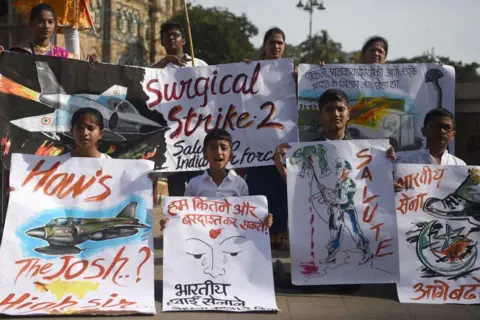 AFP India memegang plakat saat mereka merayakan pemogokan Angkatan Udara India (IAF) yang diluncurkan di kamp Jaish-e-Mohammad (JEM) di Balakot, di Mumbai pada 26 Februari 2019.