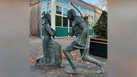 La statue de Robin des Bois et de Maid Marian de la BBC vandalisée à Edwinstowe, dans le Nottinghamshire