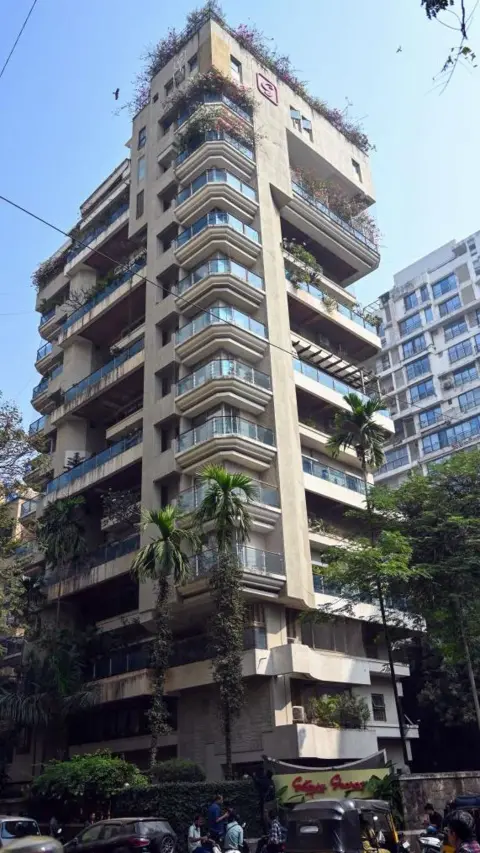 Getty Images Mumbai Police and senior Crime Branch officials arrive at the Bandra residence of Bollywood actor Saif Ali Khan to investigate an attack by an intruder in Mumbai, India on January 16, 2025. S