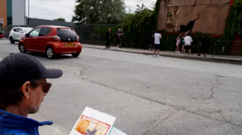 Fotografía de un hombre pintando un cuadro de Reuters