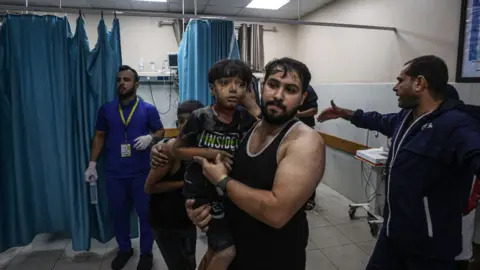 Getty Images Children injured in Israeli attacks are brought to Al-Aqsa Hospital as Israeli air strikes continue in the 18th day in Khan Yunis, Gaza on 24 October 2023