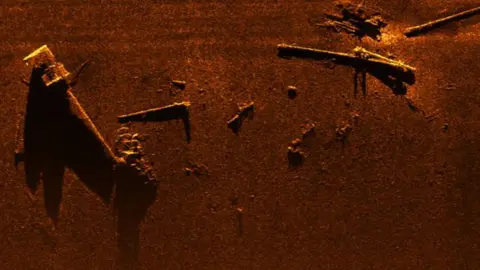 Sula Diving Sidescan Sonar image of debris from the Kaiser, including masts, boom arms and samson posts