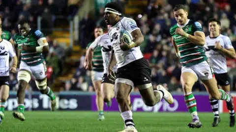 Kalaveti Ravouvou accelerates away from the Leicester Tigers defence to score for Bristol Bears