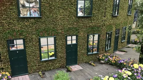 Minatare back to back house