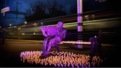 Simon Galloway  Sir Nicholas Winton statue at Maidenhead station