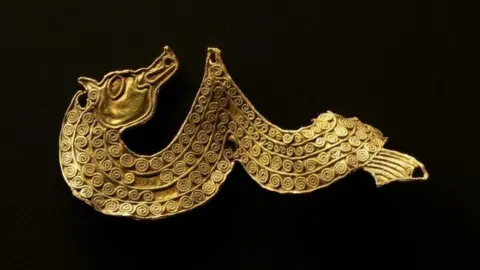 The Potteries Museum and Art Gallery Gold mount with horse head decorated with gold filigree