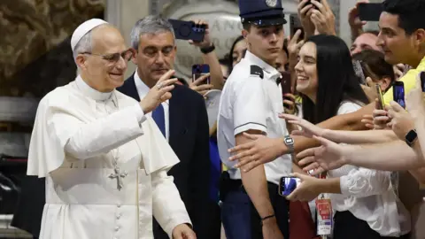EPA dies the Pope of the young worshipers in St. Peter, as they portray it on their mobile phones