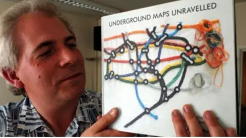 Maxwell Roberts es propietario de la versión de papel y lana del metro de Londres. Esto se indica en la parte superior de la hoja. "Mapas subterráneos desenterrados"