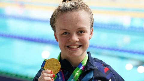  Maisie Summers-Newton holding up a gold medal in 2023