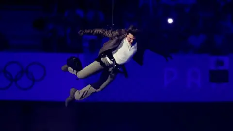 Reuters Tom Cruise zjeżdża na Stade de France