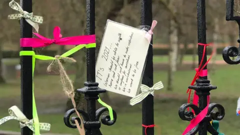 Dayna Miller A note tied to a gate in Kelvingrove Park