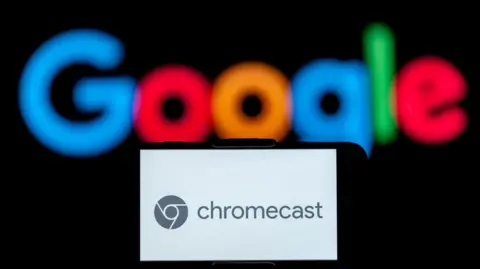 Getty Images Chromecast Logo exibido em um smartphone com o logotipo do Google borrado em segundo plano