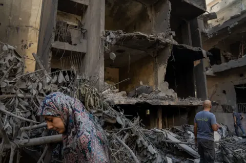 Joel Gunter/BBC The strike on the Basta area destroyed a four-storey residential building and severely damaged or destroyed several adjacent buildings.