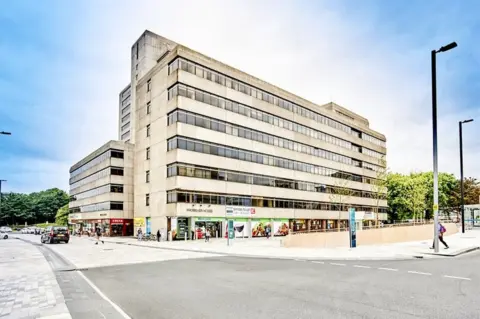 FI REAL ESTATE MGMT Nelson Gate