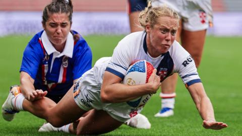 Anna Davies scores a try for England against France