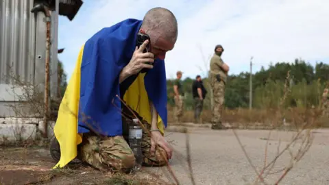 Getty Images Tentara Ukraina menelepon ke rumah setelah dibebaskan dari penawanan Rusia