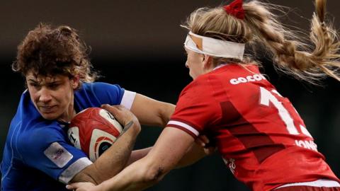 Aura Muzzo of Italy is challenged by Hannah Jones of Wales