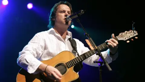 ullstein bild Bruce Guthro performing with the band in Germany in 2005