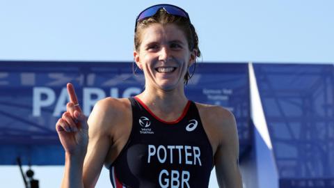 Beth Potter celebrates winning the women's triathlon test event in Paris
