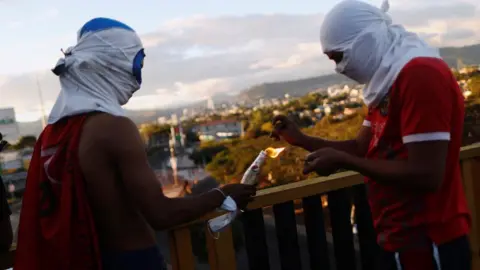 Reuters Supporters of presidential candidate Salvador Nasralla light a Molotov cocktail during a protest caused by the delayed vote count for the presidential election in Tegucigalpa, Honduras, December 1, 2017