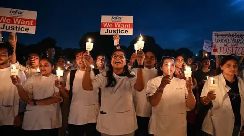 Getty Images Around 500 people take part in a candlelight vigil and peaceful protest against the rape and murder of a doctor in Gurugram, India, on August 18, 2024