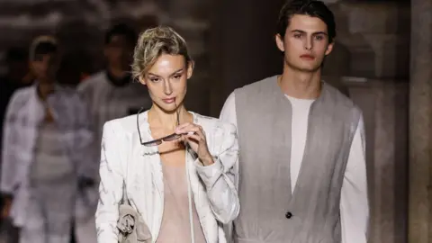 Reuters modelleri, 28 Eylül 2025, Milano, İtalya'da Moda Haftası sırasında Giorgio Armani İlkbahar/Yaz 2026 koleksiyonundan kreasyonlar sunuyor.
