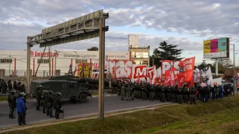 AFP Demonstrators block the Pan-American highway in Buenos Aires on June 25, 2018, during a 24-hour general strike called by Argentina's unions