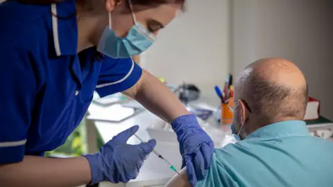Getty Images Hombre recibiendo la vacuna contra el Covid