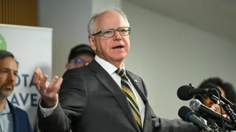 O governador democrata da EPA de Minnesota, Tim Walz, faz comentários durante uma coletiva de imprensa em Minneapolis