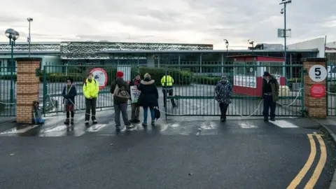 Vladimir Morozov/XR protesters chained across a gateway