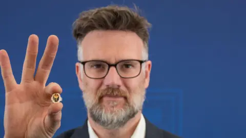 Hansons Auctioneers Charles Hanson holding the ring