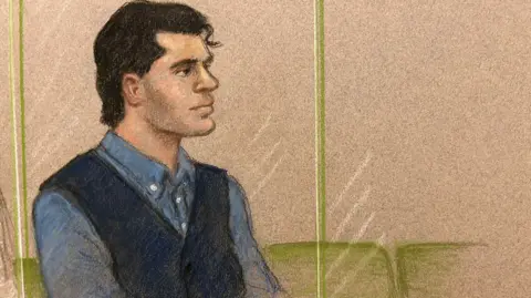 Julia Quenzler Um esboço artístico de Daniel Khalife durante o julgamento no Woolwich Crown Court. Daniel é visto vestindo uma camisa azul com o que parece ser um casaco azul marinho. Ele está protegido por uma folha de vidro perspex e está sentado em um assento verde