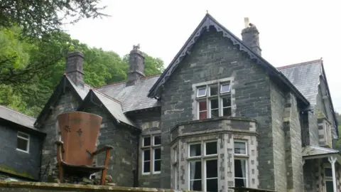 Peter S/Geograph Bryn Gwynant Youth Hostel