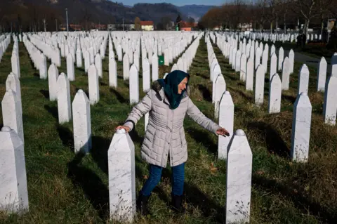 AFP Srebrenica - woman mourning, 22 Nov 17