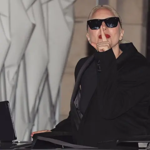 ladygagarazzii / Instagram Lady Gaga verschijnt voor fans in Parijs en speelt nieuwe muziek vanaf een laptop