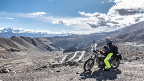 iaincrockart.com rider looking at view