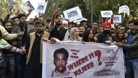 Getty Images aracılığıyla Hindustan Times) Farklı organizasyonlardan insanları olan öğrenciler, bir protesto yürüyüşü sırasında ve Delhi polisine karşı Dharna, Jantar Mantar'da Jnu öğrencisi Najeeb Ahmed, Hindistan'ın Yeni Delhi, Hindistan'da.