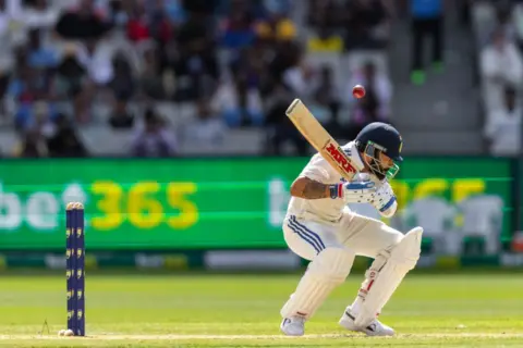 Getty Images Virat Kohli dari India menghindari penjaga pada hari kedua pertandingan Tes Hari Tinju Asuransi NRMA piala Border Gavaskar antara Australia dan India di Melbourne Cricket Ground pada 27 Desember 2024 di Melbourne, Australia. (P