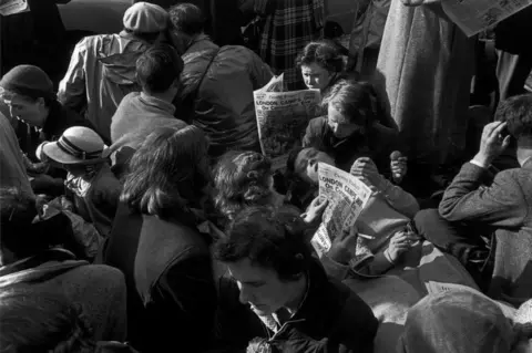 Werner Bischof / Magnum Crowds on coronation day 1953