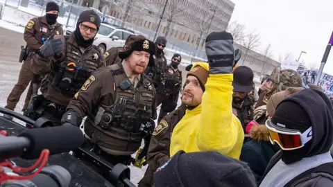 Ảnh: Getty Images. Người biểu tình phản đối Cơ quan Thực thi Di trú và Hải quan (ICE) vào ngày 18 tháng 1 năm 2026 sau khi Renee Good bị một sĩ quan ICE bắn chết tuần trước tại Minneapolis.