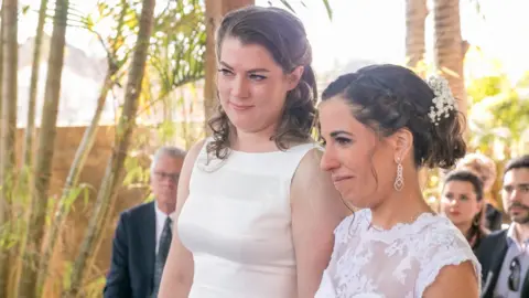 Helena Carvalho Helena and Kelly, 37 and 38, from Brazil and California respectively, met online and now live in New York City