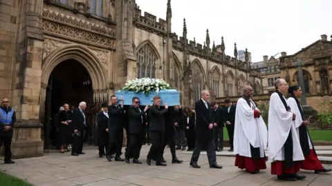 EPA Pallbears carregam o caixão de Ricky Hatton após seu funeral na Catedral de Manchester