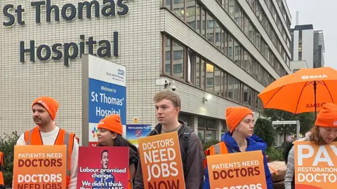 BBC News El médico asistente Dr. Arthur Joustra con colegas en la línea de piquete frente al Hospital St Thomas en el centro de Londres. 