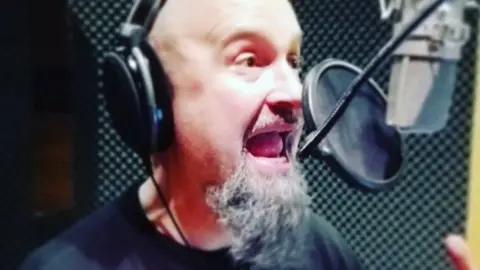 DEF CON DOS Rapper César Strawberry singing